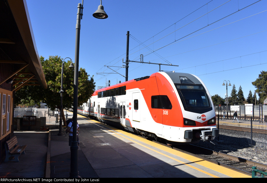 Caltrain # 132 gliding into the depot, enroute from San Francisco to Tamien 